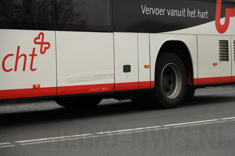 Auto komt in botsing met wegrijdende stadsbus