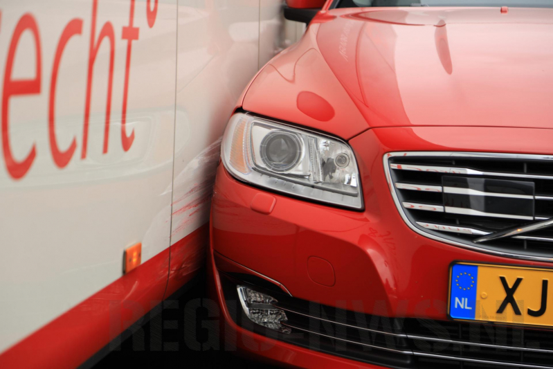 Auto komt in botsing met wegrijdende stadsbus