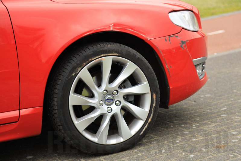 Auto komt in botsing met wegrijdende stadsbus