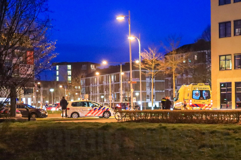 Overstekende scooterrijder gewond na botsing met auto