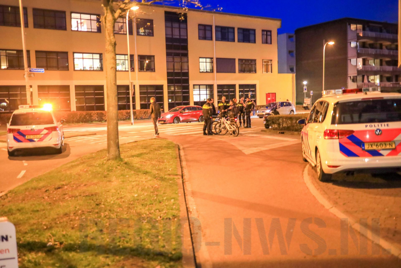 Overstekende scooterrijder gewond na botsing met auto