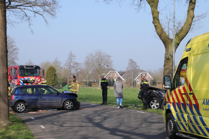 Persoon gewond bij frontale aanrijding, Hoevelakenseweg