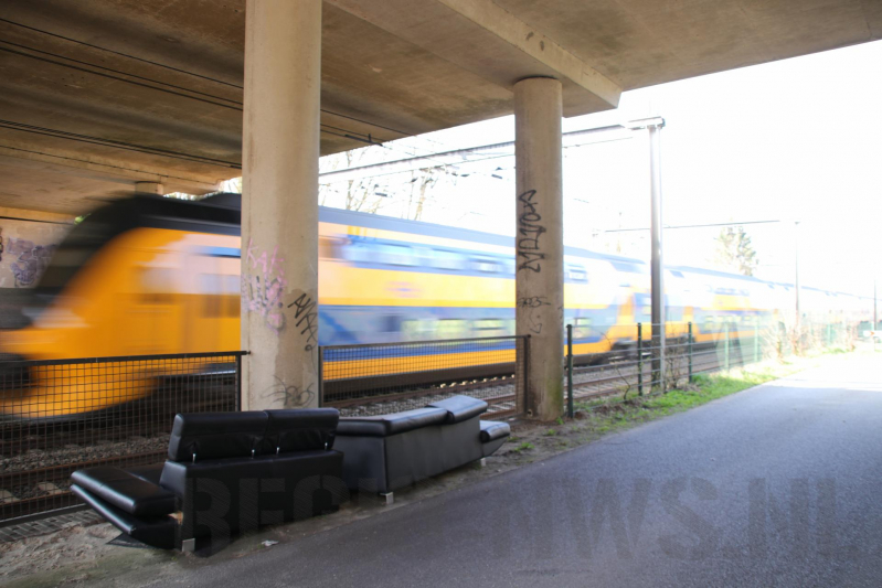 Treinen spotten op gedumpt bankstel