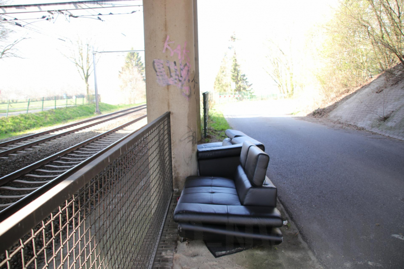 Treinen spotten op gedumpt bankstel