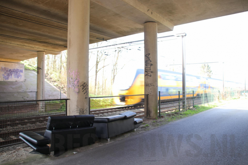 Treinen spotten op gedumpt bankstel
