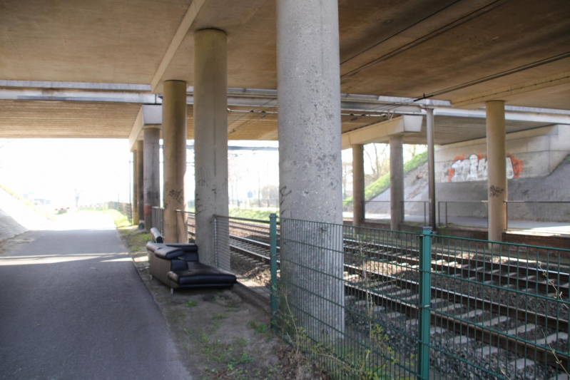 Treinen spotten op gedumpt bankstel