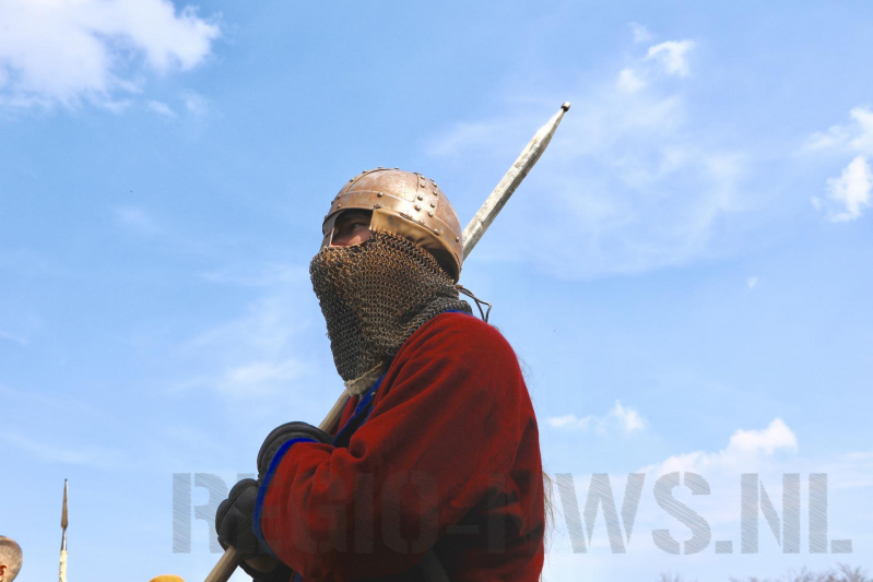 80 Europese Viking-strijders oefenen het zwaardvechten