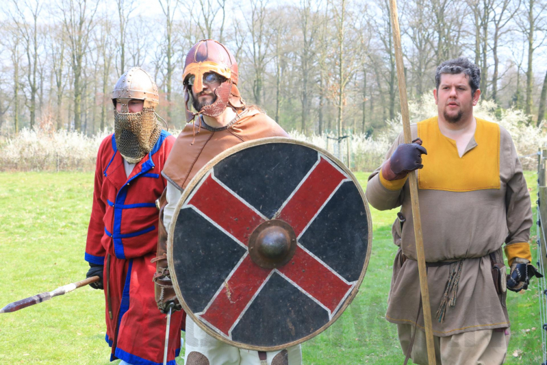 80 Europese Viking-strijders oefenen het zwaardvechten