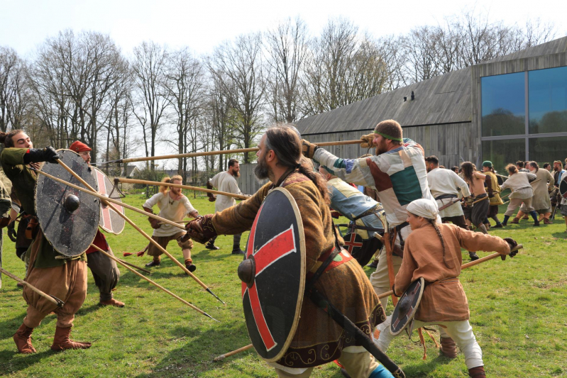 80 Europese Viking-strijders oefenen het zwaardvechten