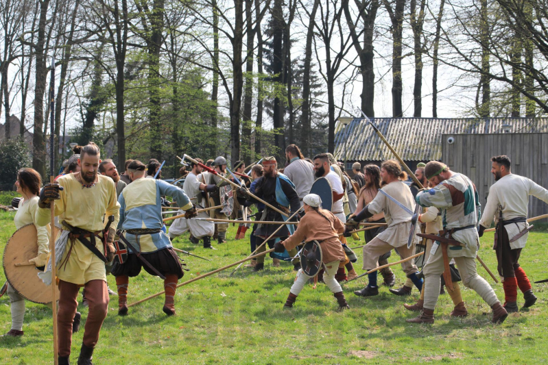 80 Europese Viking-strijders oefenen het zwaardvechten