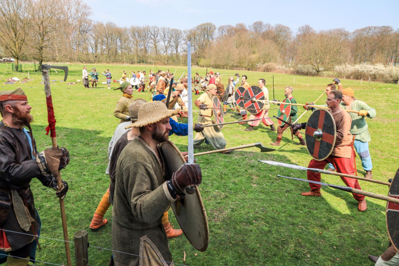 80 Europese Viking-strijders oefenen het zwaardvechten