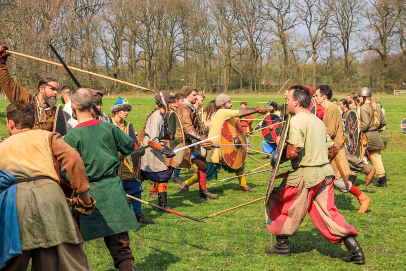 80 Europese Viking-strijders oefenen het zwaardvechten