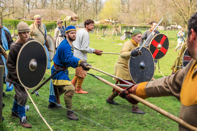 80 Europese Viking-strijders oefenen het zwaardvechten