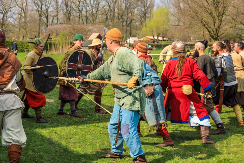 80 Europese Viking-strijders oefenen het zwaardvechten