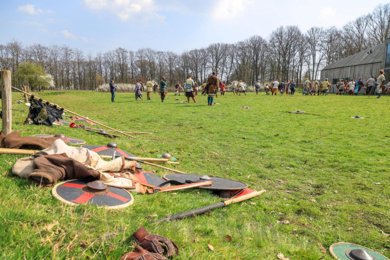 80 Europese Viking-strijders oefenen het zwaardvechten