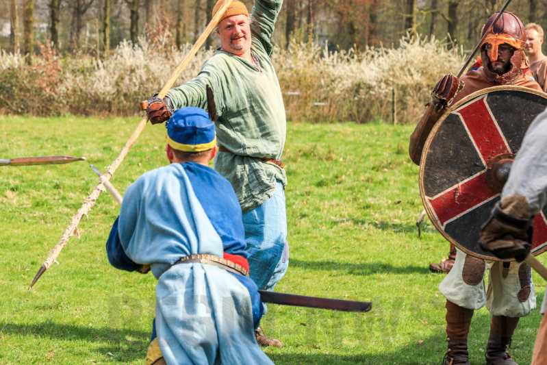 80 Europese Viking-strijders oefenen het zwaardvechten