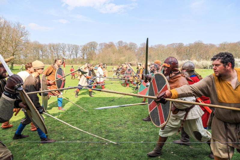 80 Europese Viking-strijders oefenen het zwaardvechten