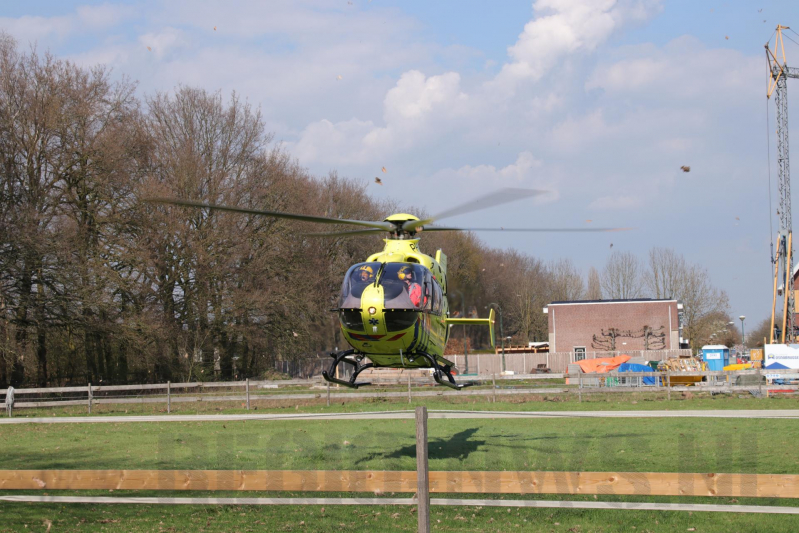 Persoon in kritieke toestand uit bos gehaald