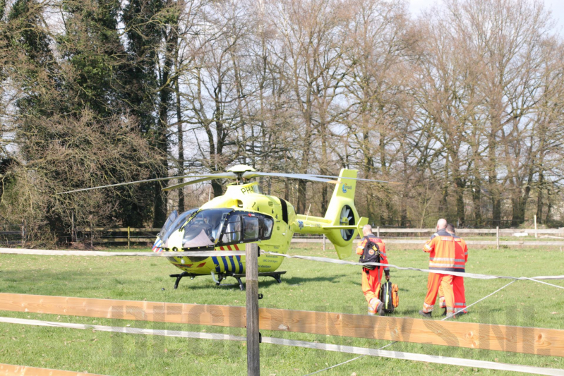 Persoon in kritieke toestand uit bos gehaald