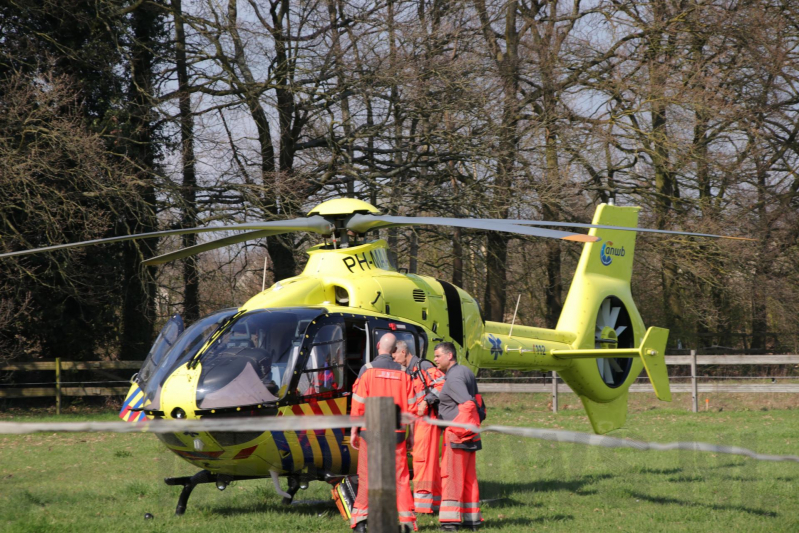 Persoon in kritieke toestand uit bos gehaald