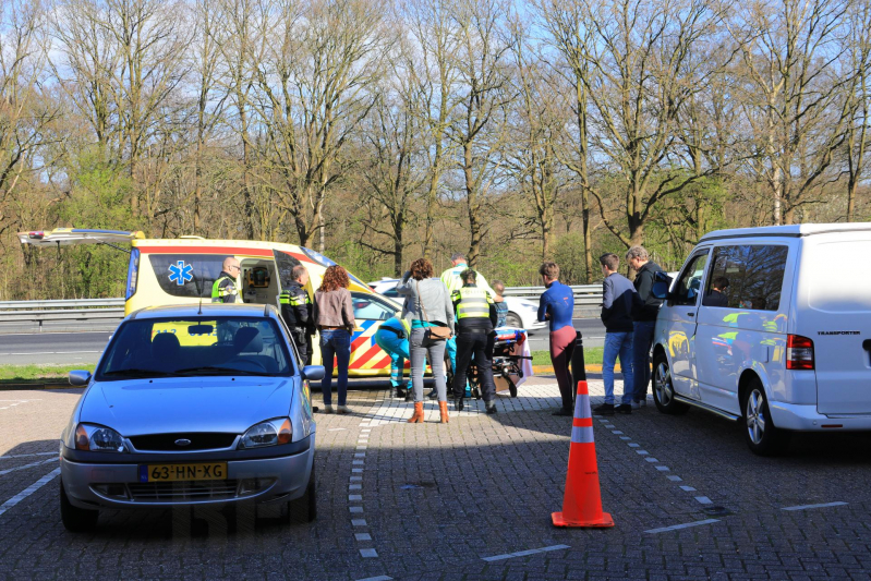 Bestuurder bekneld door eigen voertuig