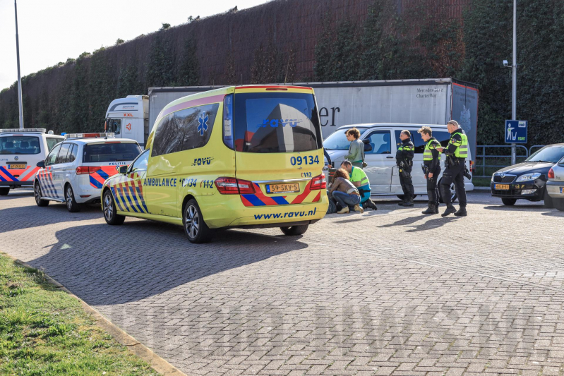 Bestuurder bekneld door eigen voertuig