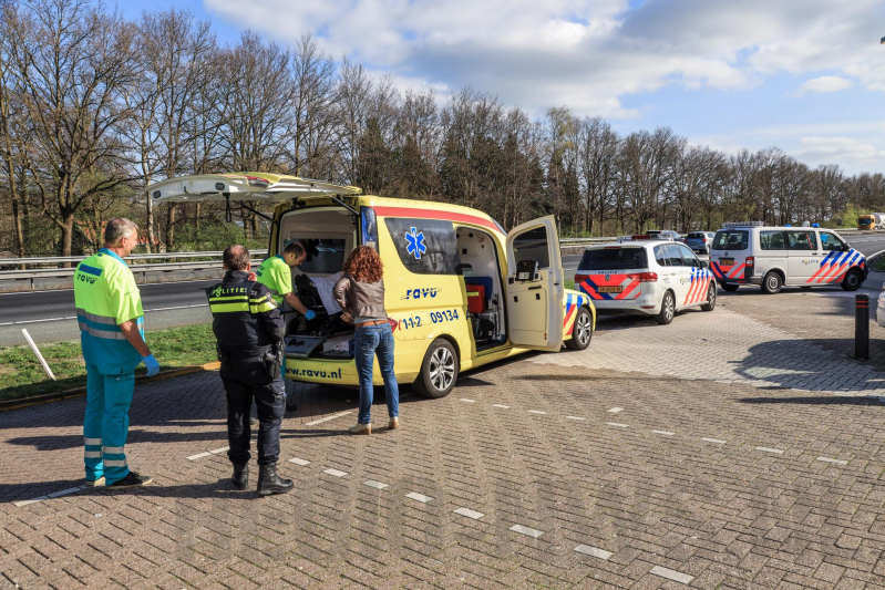 Bestuurder bekneld door eigen voertuig