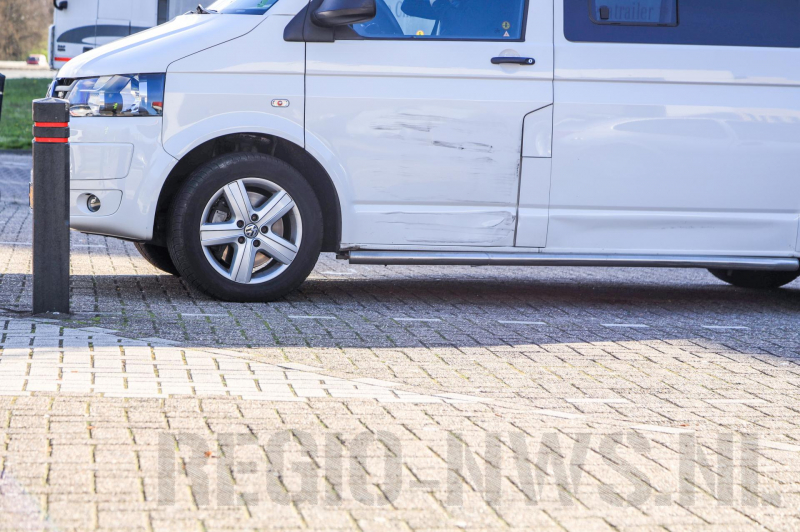 Bestuurder bekneld door eigen voertuig