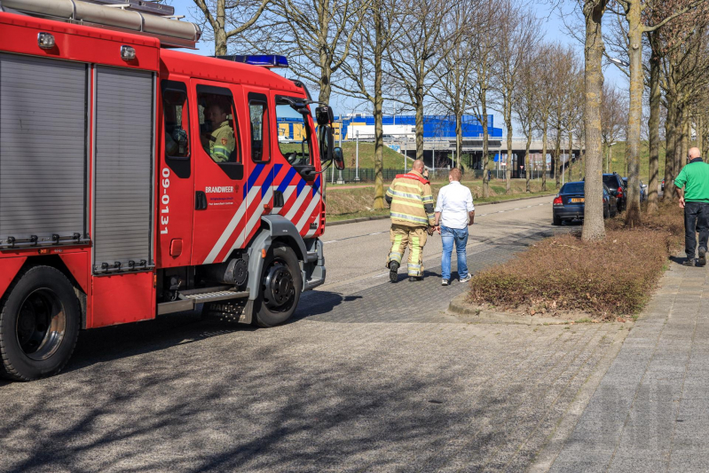 Medewerkers bedrijven blussen brand in berm, Databankweg