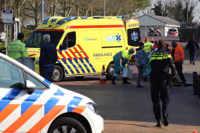 Fietser zwaargewond na botsing met aanhanger