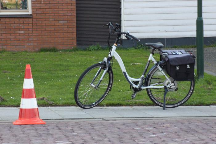 Fietser zwaargewond na botsing met aanhanger