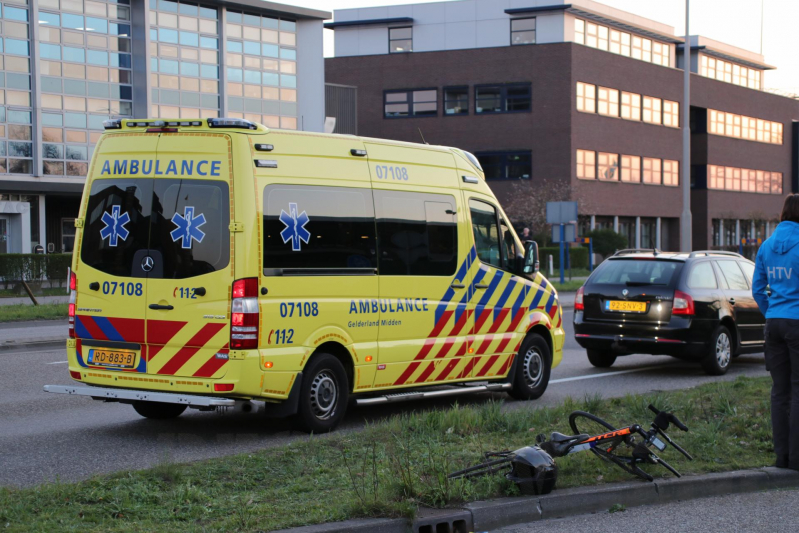 Wielrenner gewond bij botsing met bromscooter