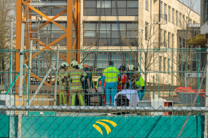 Persoon ernstig gewond op bouwplaats