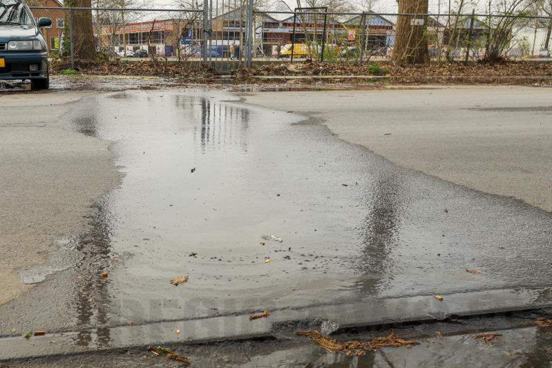 Parkeerplaatsen blank door waterlekkage