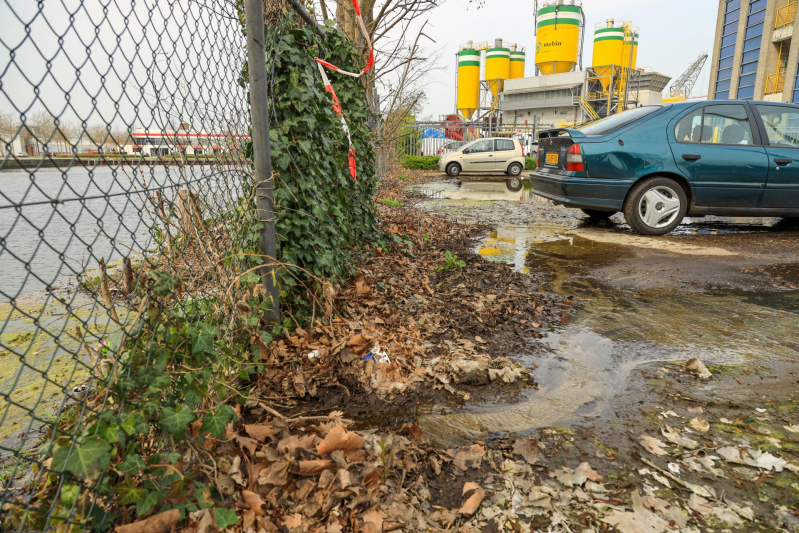 Parkeerplaatsen blank door waterlekkage