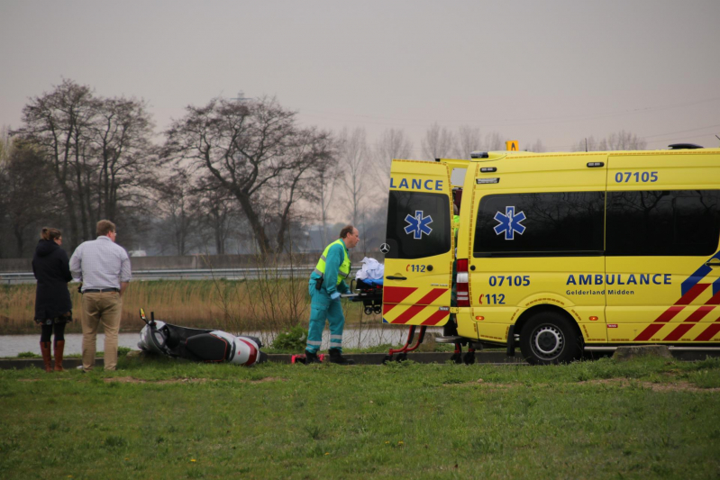 Scooterrijdster gelanceerd bij ongeval