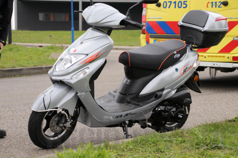 Scooterrijdster gelanceerd bij ongeval