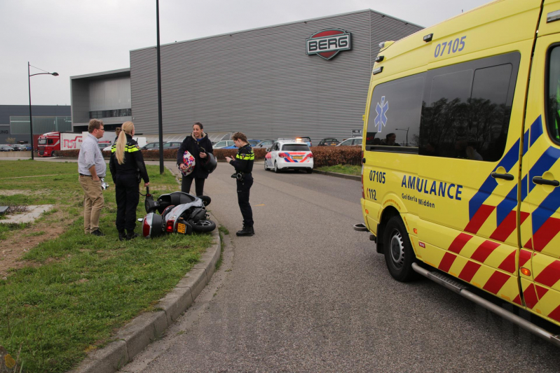 Scooterrijdster gelanceerd bij ongeval