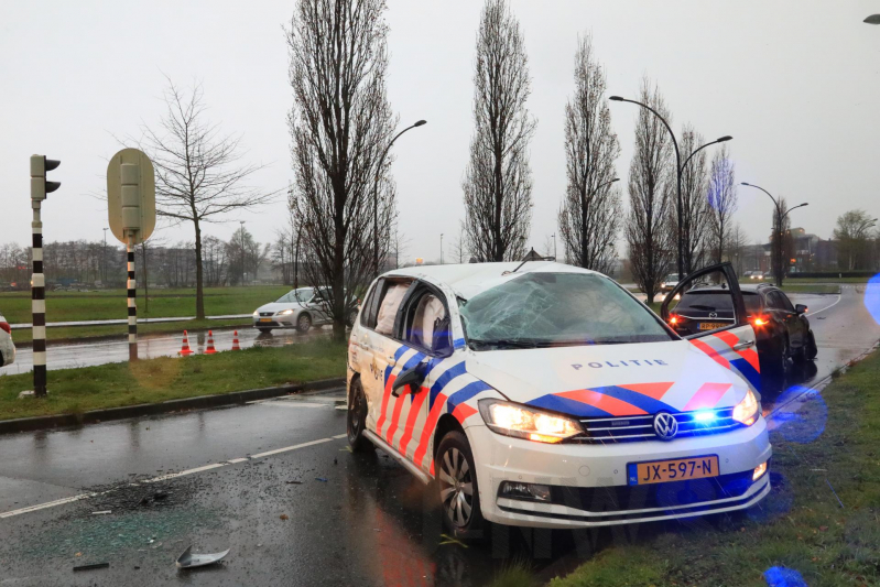 Twee agenten gewond na crash