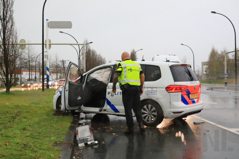 Twee agenten gewond na crash