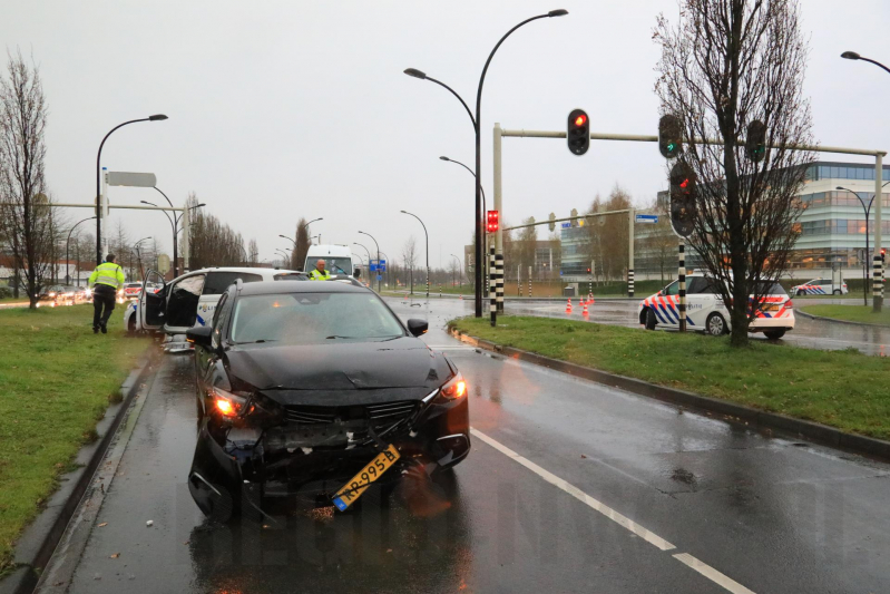 Twee agenten gewond na crash