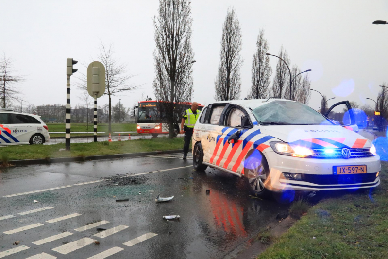 Twee agenten gewond na crash