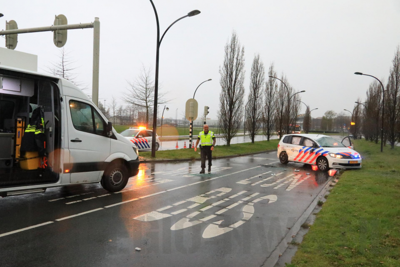 Twee agenten gewond na crash