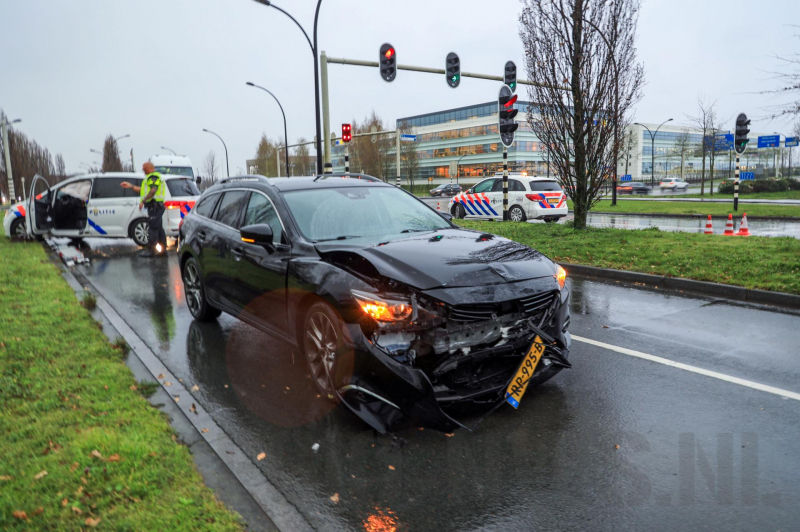 Twee agenten gewond na crash