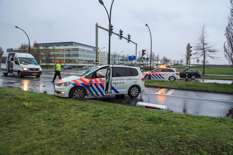 Twee agenten gewond na crash
