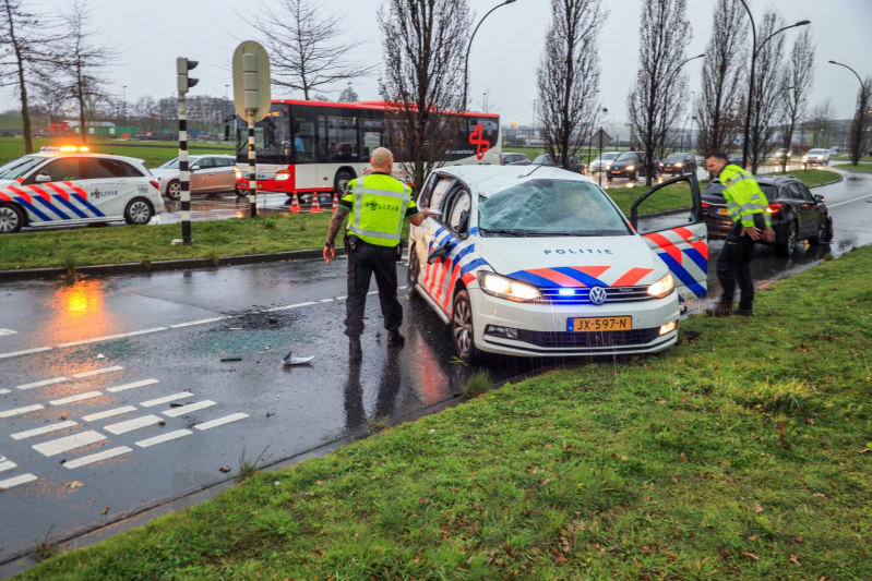 Twee agenten gewond na crash