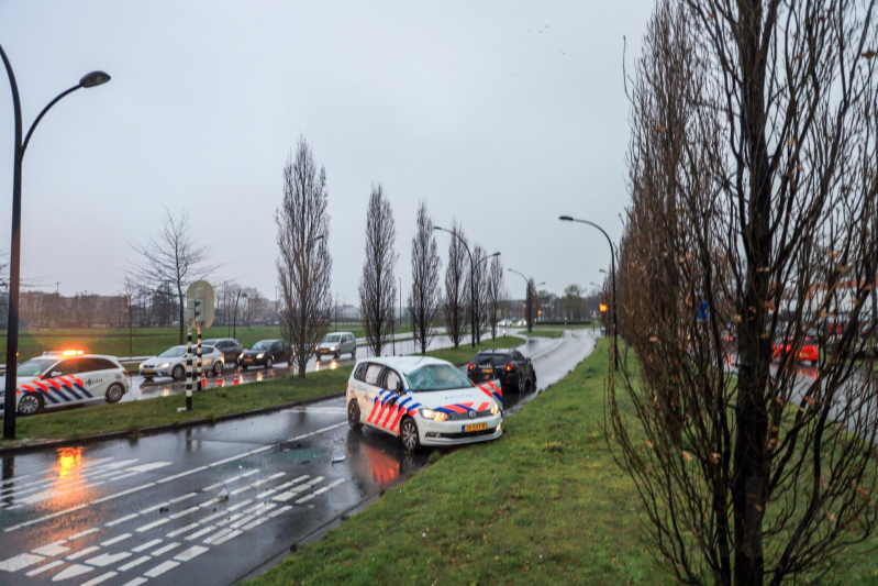 Twee agenten gewond na crash