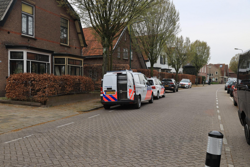 Arrestatie bij inval in woning; meerdere voertuigen in beslag genomen