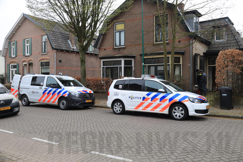 Arrestatie bij inval in woning; meerdere voertuigen in beslag genomen