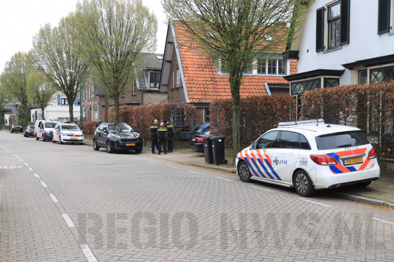 Arrestatie bij inval in woning; meerdere voertuigen in beslag genomen